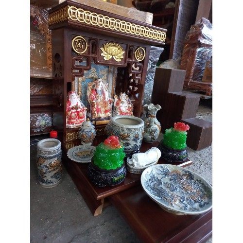 Bàn thờ thần tài rẻ đẹp với đồ thờ là men rạn cao cấp