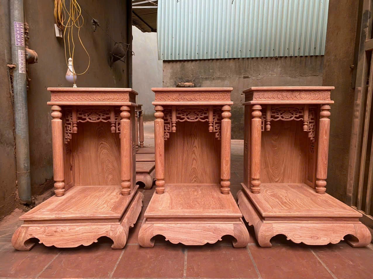 Bàn thờ Thần Tài mái bằng gỗ Hương 61cm phun màu nâu óc chó