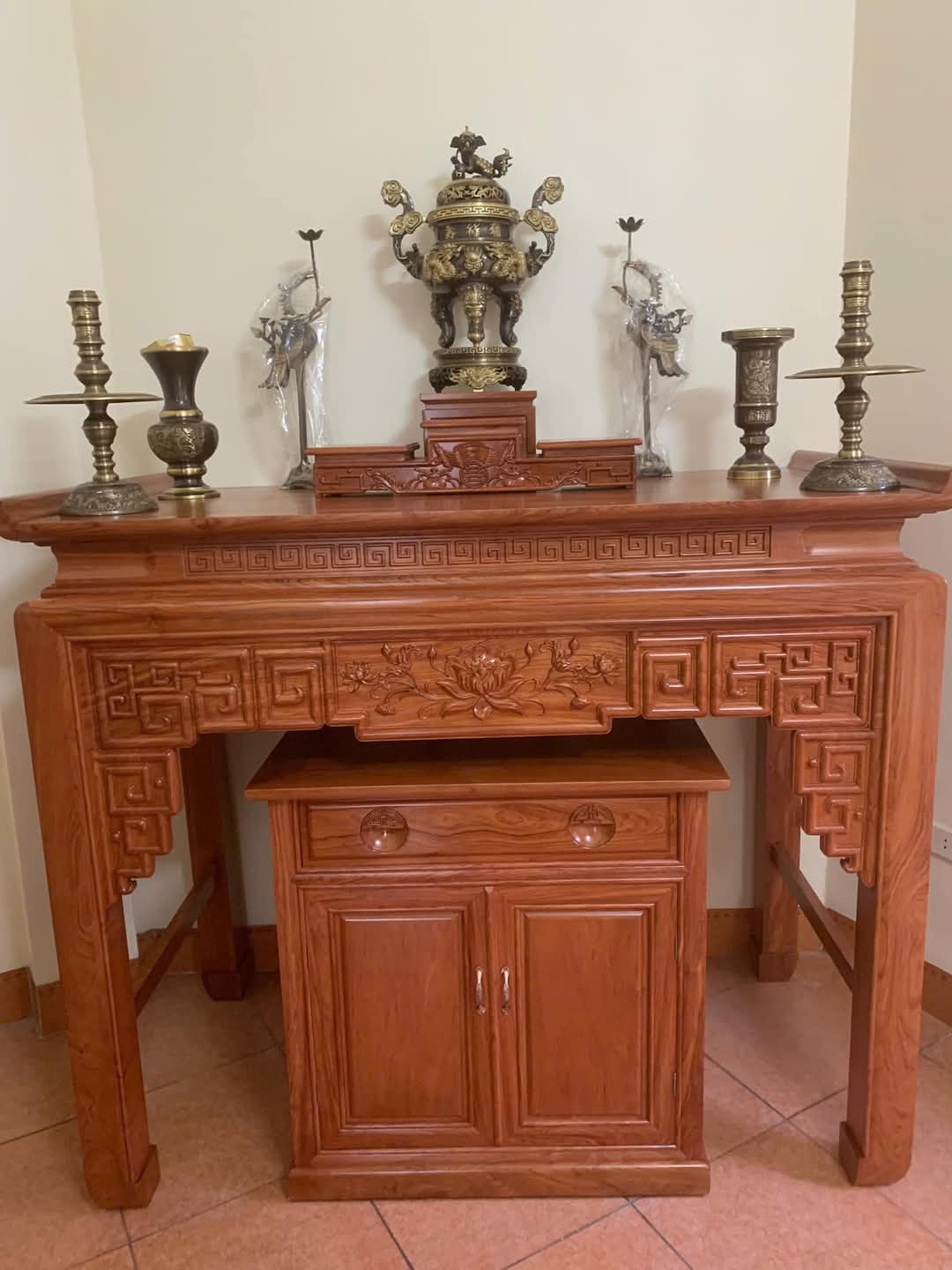 Bàn thờ gỗ Hương đá 127cm màu cánh gián kết hợp tủ thờ